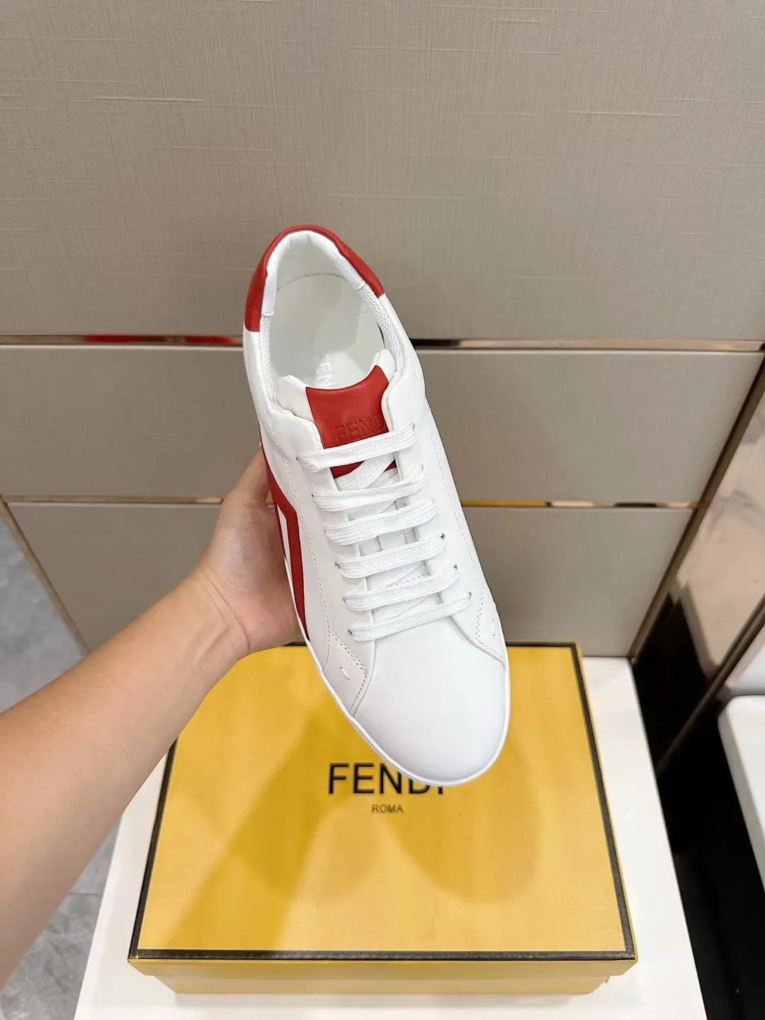 Factory price: 380💰 Fendi men's sports shoes - top version. In the corner, there is no limit to expression, highlighting the FF element cowhide to highlight personality, walking well! The shoe mouth is embossed with brand letters with a cowhide label. Cowhide upper + cowhide stitching mesh lining + T men's men's shoes 💰U outsole Size: 38-44, (customized at 45)